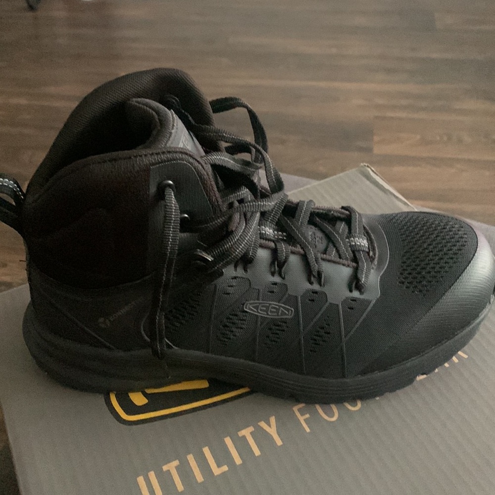 KEEN new in box Black Utility Vista Energy Mid Carbon-Fiber Toe Work Boots